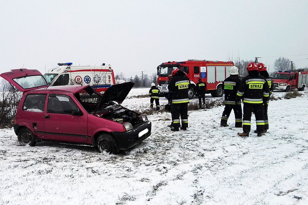 Niebezpiecznie na drogach: Fiat wjechał do rowu i dachował (zdjęcia)