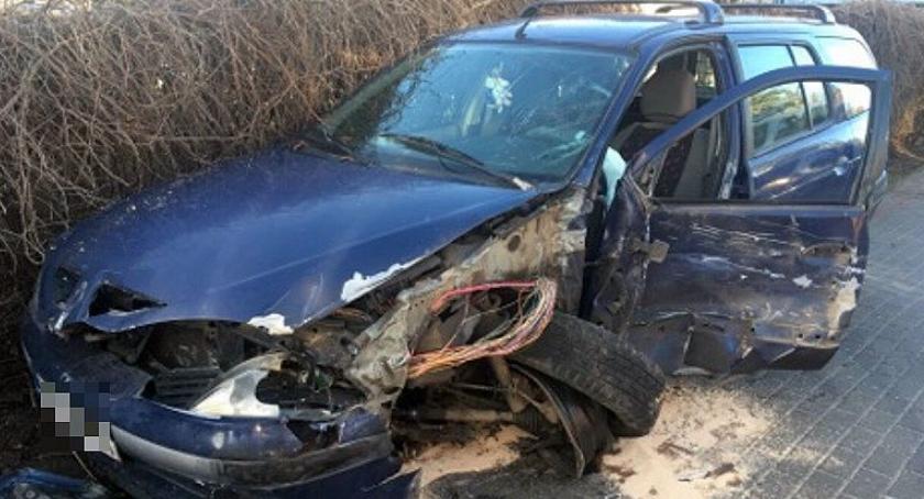 Pijany kierowca Renault uderzył w ciężarówkę w Grudusku [zdjęcia]