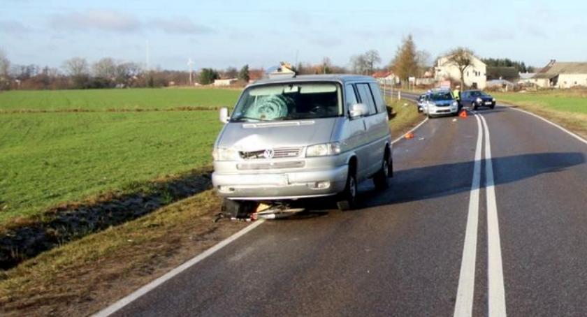 Kierowca busa uderzył w dwójkę rowerzystów [zdjęcia]