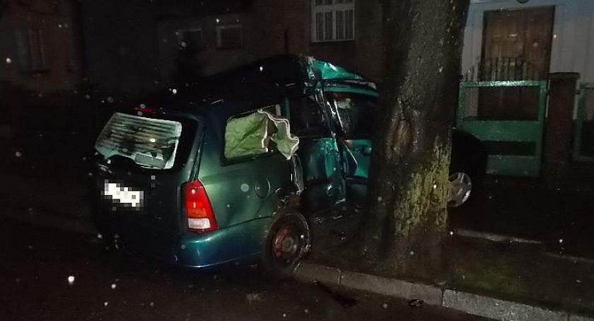 Ford uderzył w drzewo na ul. Orylskiej. Ranne nastoletnie pasażerki [zdjęcia]
