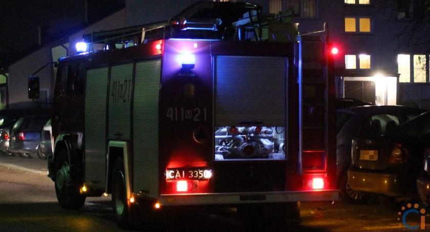 Nocna akcja strażaków w bloku w centrum Ciechanowa