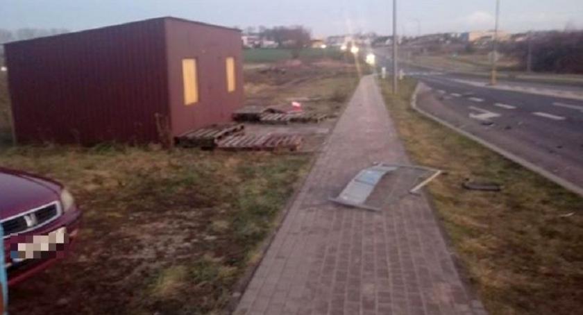 Wasze Info: Pijany kierowca taxi uderzył w barierki na pętli miejskiej i uciekł [zdjęcia]