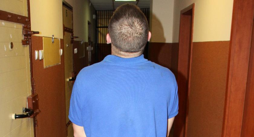 Ciechanowianin dwukrotnie wjechał BMW do rowu. Był pijany i uciekał przed policją