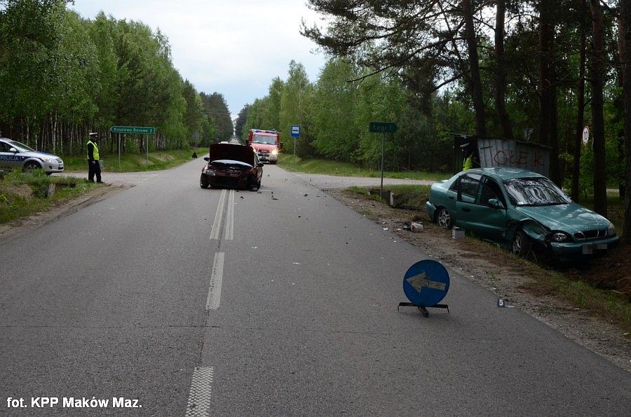 U sąsiadów: Lanos uderzył w Hondę podczas wyprzedzania. Cztery osoby ranne (zdjęcia)