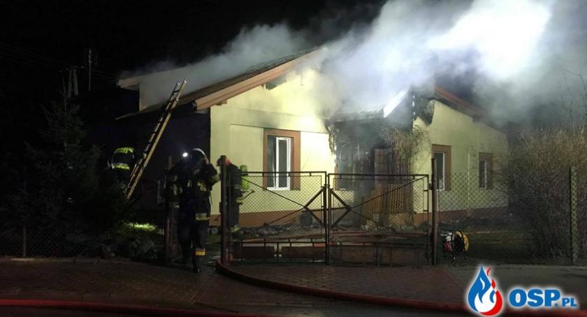 Pożar domu w Glinojecku. Dwie rodziny bez dachu nad głową [zdjęcia]