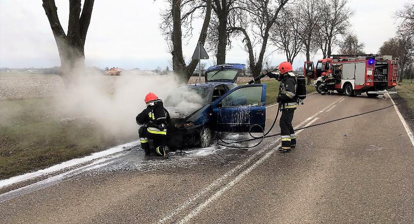 Fiat zapalił się podczas jazdy [zdjęcia]