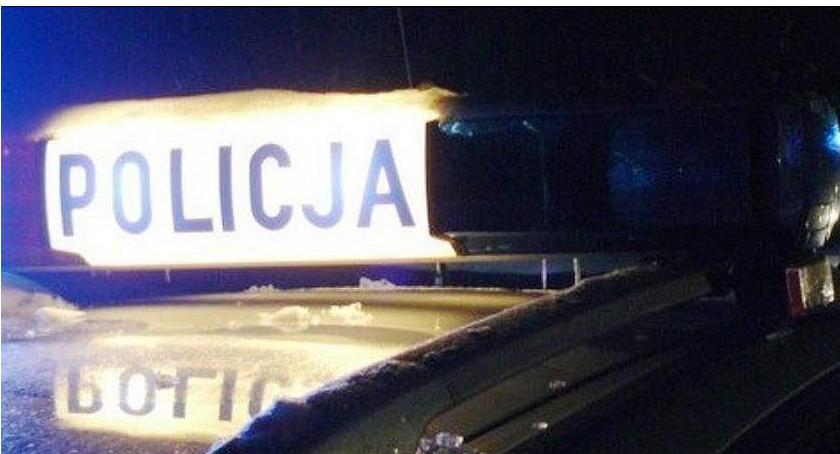Dostawczak uderzył w drzewo. Kierowca kompletnie pijany