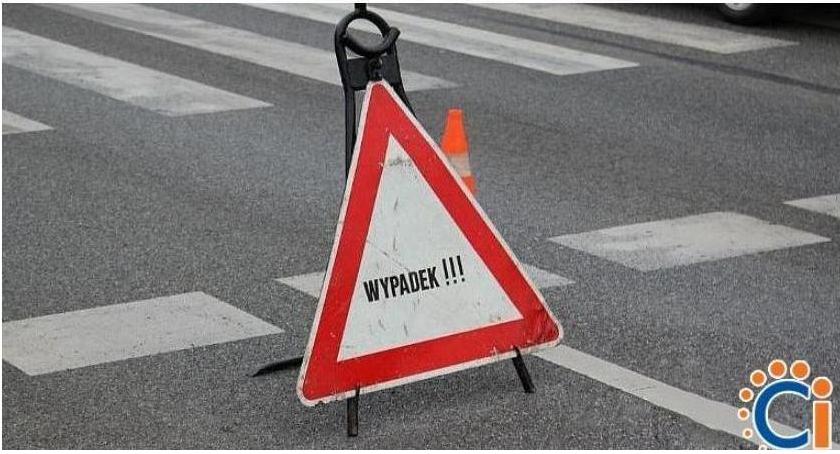 Zderzenie samochodów na skrzyżowaniu w Ciechanowie. Sprawcą 81-latek