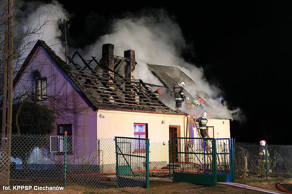 Pożar domu pod Ciechanowem. Dwie rodziny bez dachu nad głową (zdjęcia)