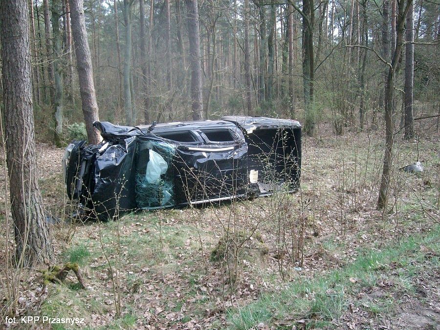 Dębiny: Ford uderzył w drzewo. Kierowca był pod wpływem alkoholu