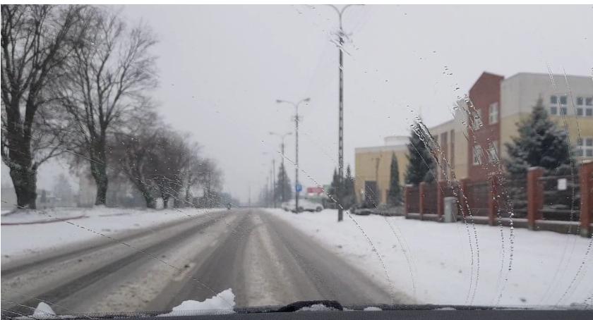Uważajcie na trudne warunki na drogach. Tak jeździ się dziś po Ciechanowie [wideo]