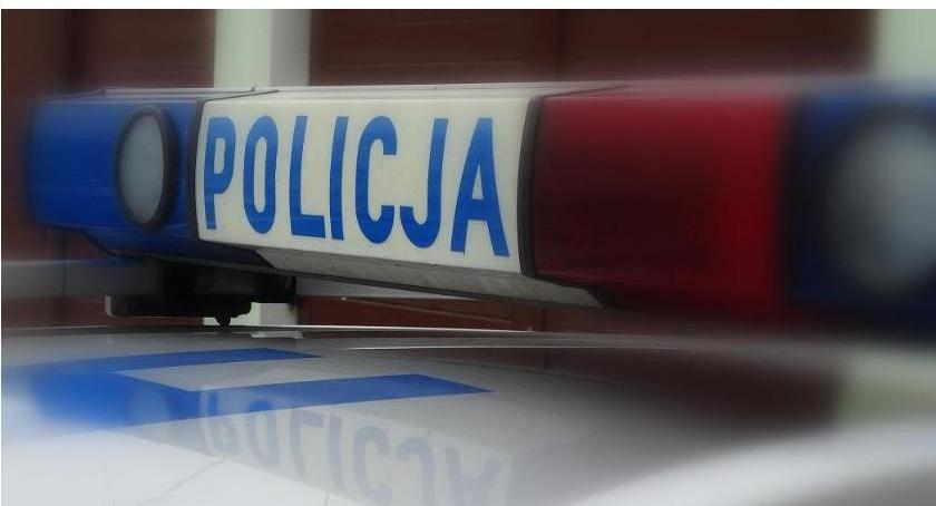 Kierowca ciężarówki chciał uniknąć zderzenia z innym pojazdem. Auto wylądowało w rowie