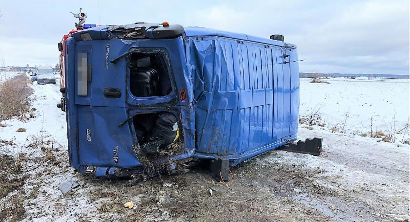 Bus z sześcioma osobami przewrócił się na drodze [zdjęcia]