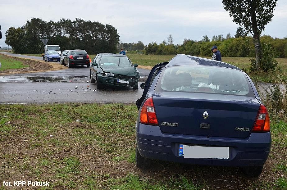 Uderzyła Renault w Nissana. Dwie kobiety zostały ranne (zdjęcia)