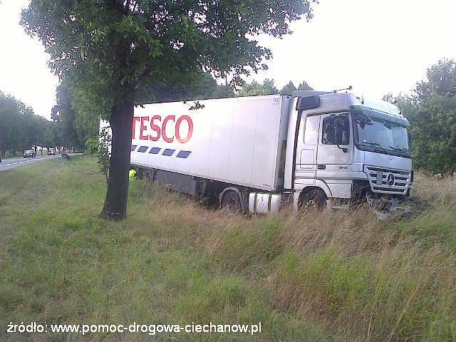Kilka metrów od tragedii - ciężarówka wypadła z drogi