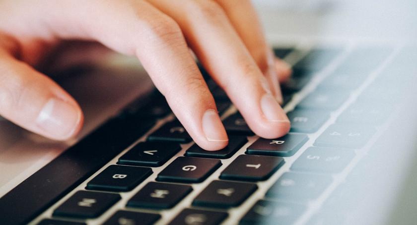 Ktoś włamał się na ich facebookowe konta i wyłudził pieniądze od znajomych