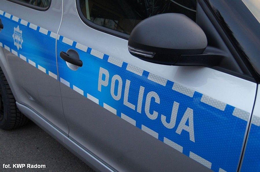 Volkswagen wpadł do rowu i dachował. Drogę zajechał mu inny pojazd