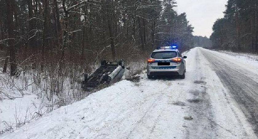 Dachowanie osobówki. Za kierownicą 20-latka [zdjęcia]