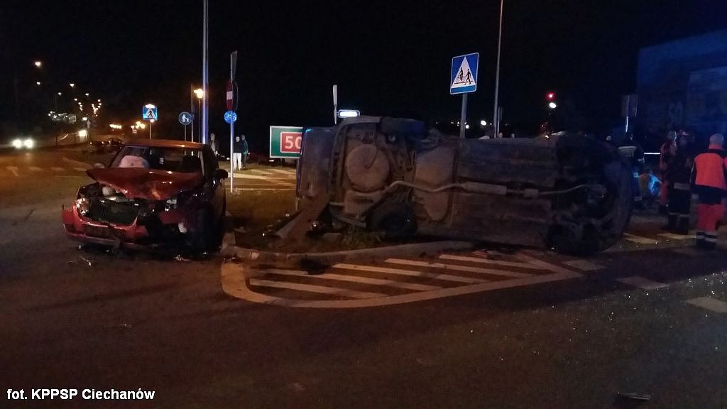 Wypadek na ul. Płońskiej. Opel dachował na rondzie (zdjęcia)