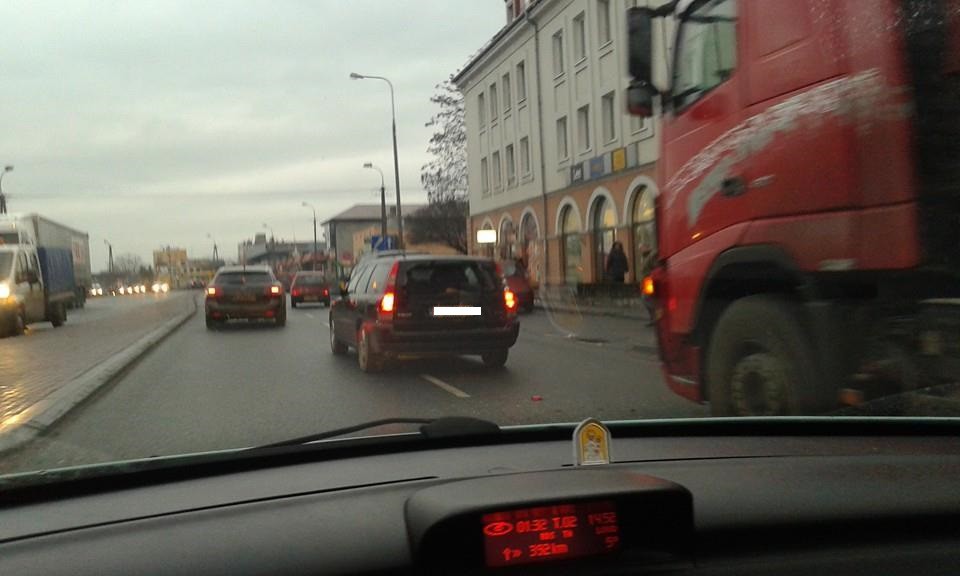 Uwaga kierowcy! Zderzenie trzech samochodów na Pułtuskiej. Mogą tworzyć się korki (aktualizacja)