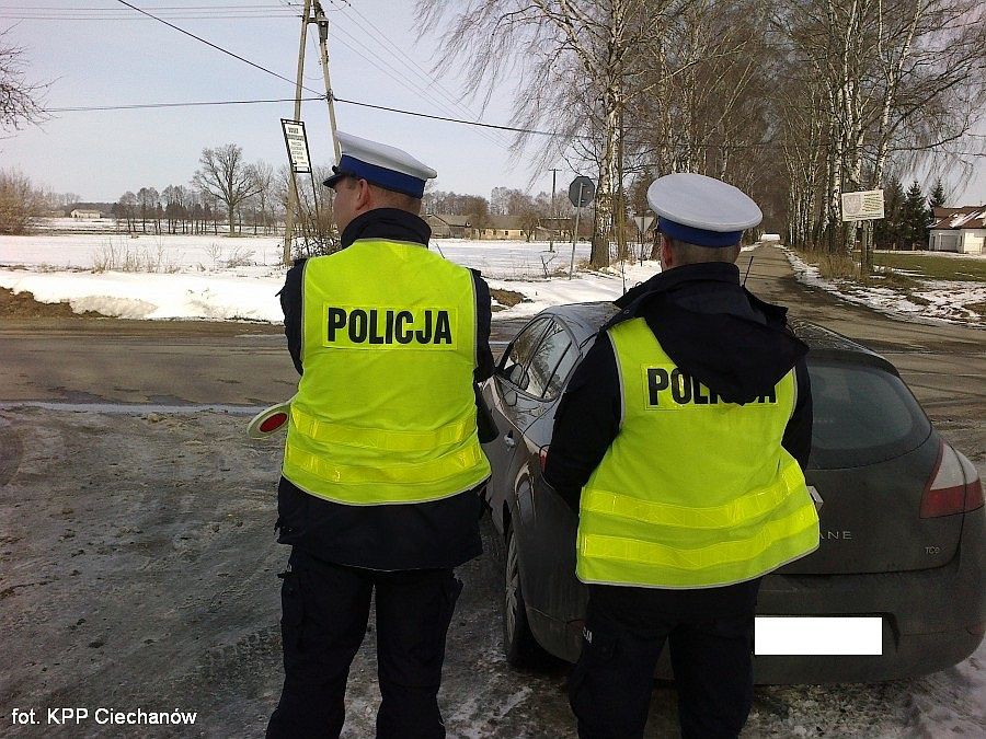 Ciechanów: Stracił prawo jazdy przez ... zaspę i pomocnych policjantów