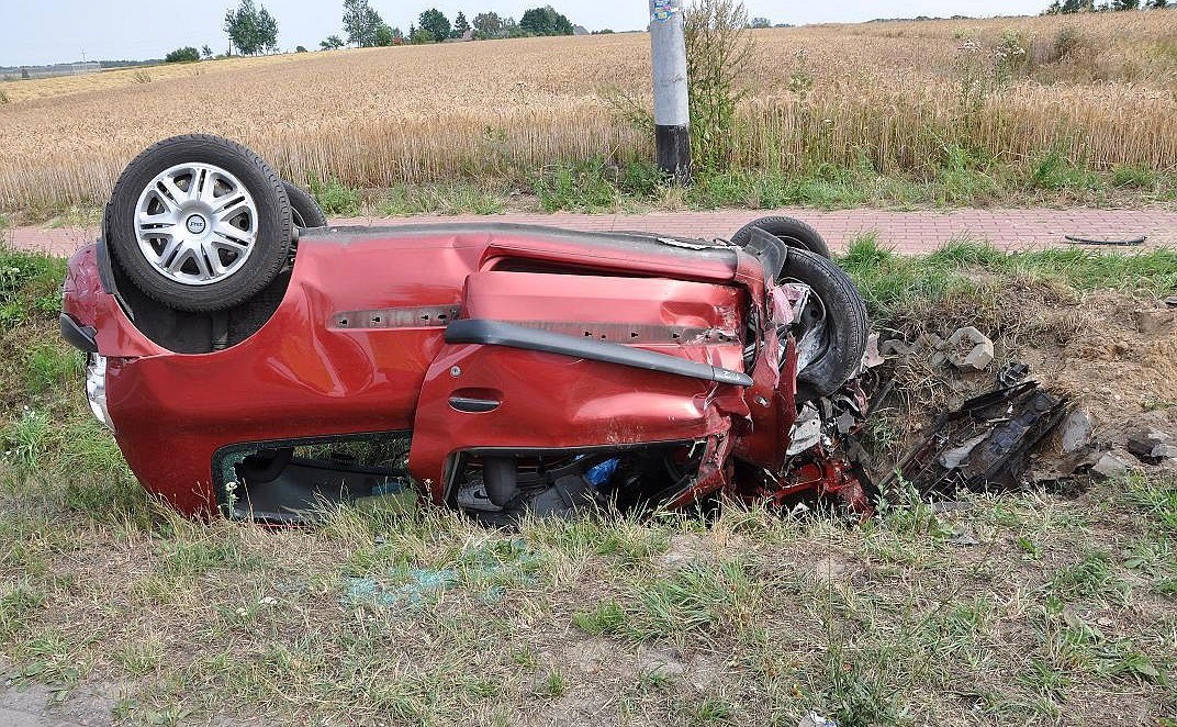 Groźny wypadek u sąsiadów: Renault wpadło do rowu i dachowało (zdjęcia)