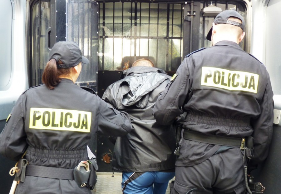 U sąsiadów: 27-latek włamał się do sklepu. Ukradł pieniądze ... flaki i kabanosy