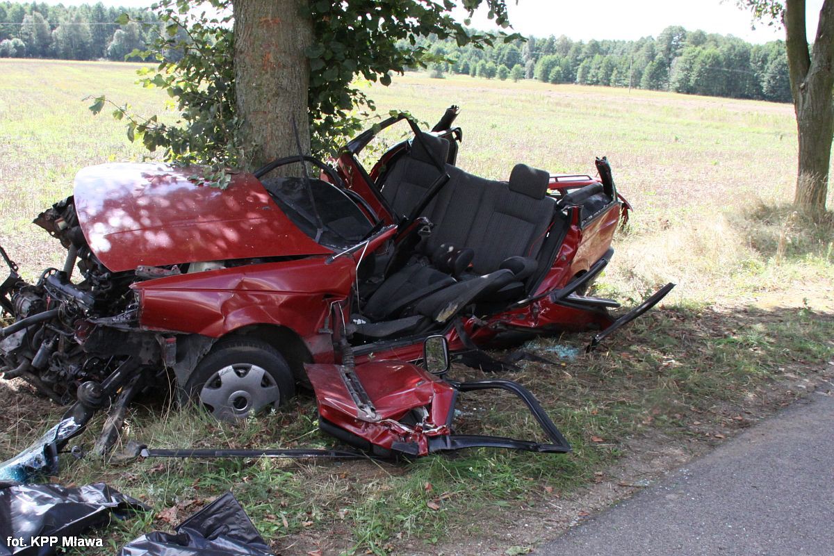 Tragiczny wypadek: zginęły dwie osoby. Passat uderzył w drzewo