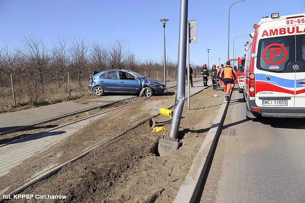 Renault dachowało na pętli miejskiej. Wcześniej kierująca wjechała na chodnik i uszkodziła latarnię