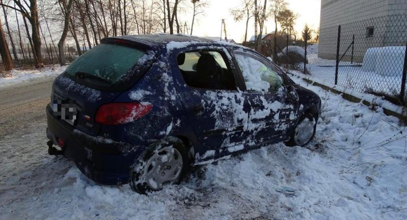Dachował Peugeot. Ranna pasażerka