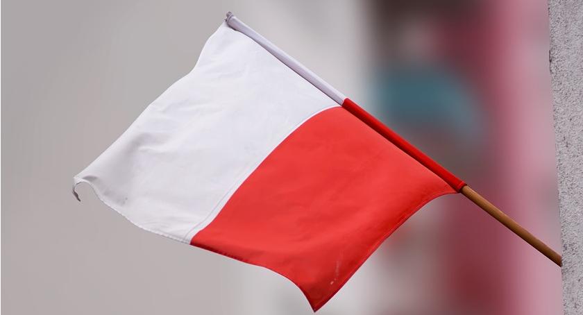 Podpalili flagi Polski. Zabrali je z figurki