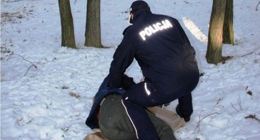 Starszy mężczyzna mógł zamarznąć. Uratowali go ciechanowscy policjanci
