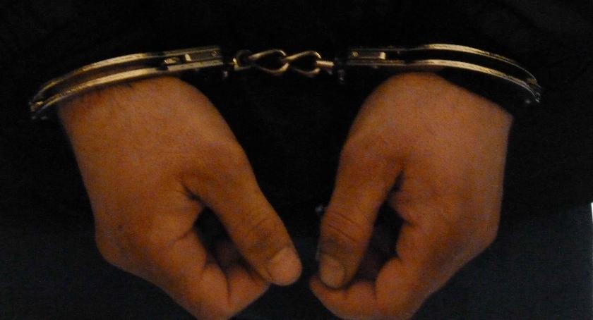 Próbował schować się przed policją. Miał przy sobie narkotyki