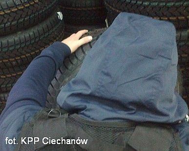 Ukradli w Pęchcinie kilkadziesiąt opon zimowych. Sprawcy już zostali ukarani