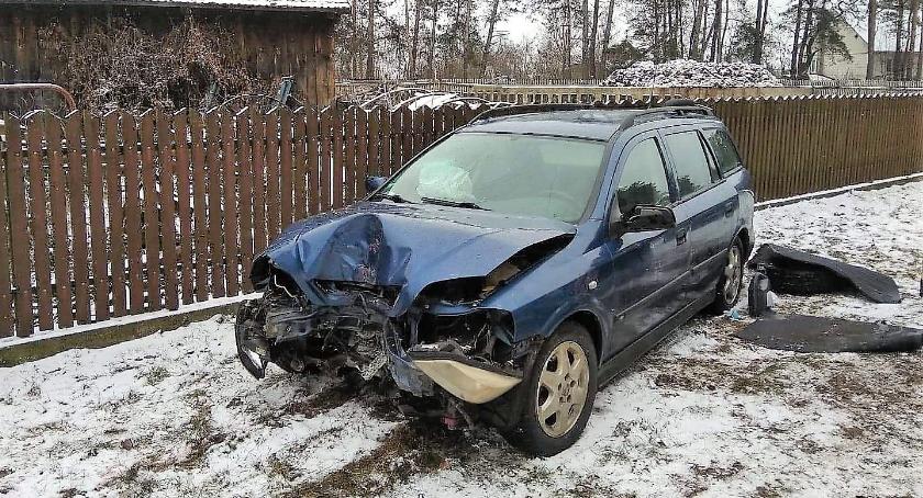 Opel uderzył w ogrodzenie. Poszkodowana ciężarna z dzieckiem [zdjęcia]