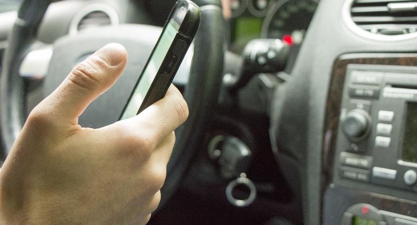 Ciechanowska policja zatrzymywała kierowców, którzy rozmawiali przez telefon w czasie jazdy