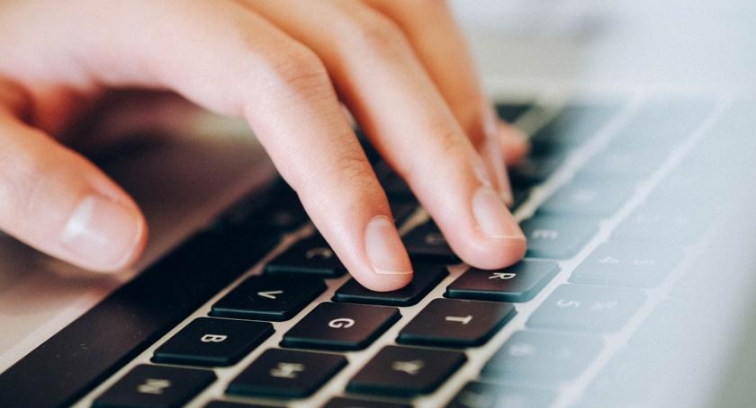 Nieletni szantażowali kolegę przez messengera. Wyłudzali od niego pieniądze