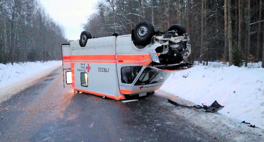 Dachowanie ambulansu. Kierowcę pouczono [zdjęcia]