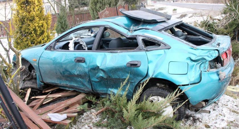 Mazda dachowała i uderzyła w ogrodzenie. Kierowca był pijany