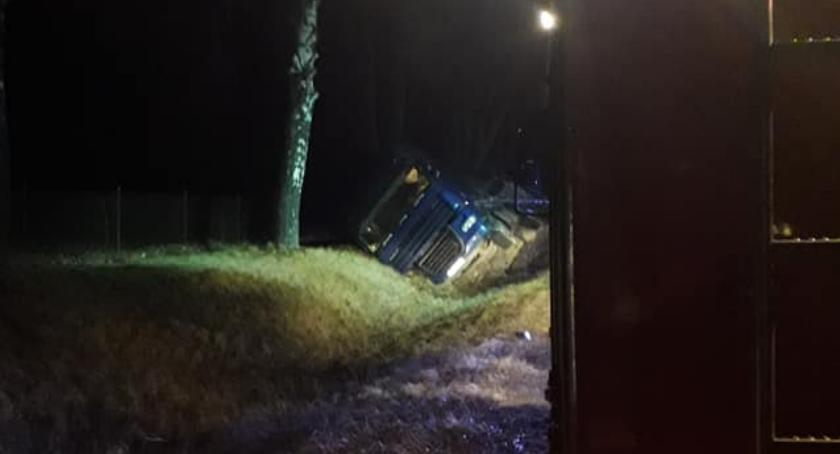 Ciężarówka w rowie na drodze Ciechanów-Glinojeck