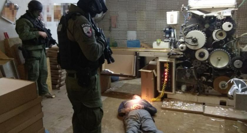 Akcja CBŚP w pow. ciechanowskim. Skarb Państwa mógł stracić kilkanaście milionów zł [wideo/foto]