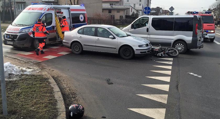 Zderzenie dwóch samochodów i motoroweru u sąsiadów [zdjęcia]