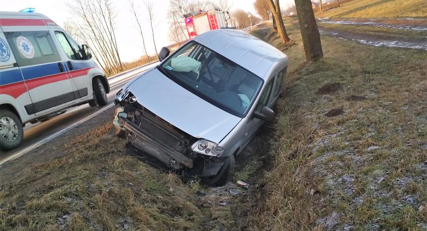 VW zderzył się z innym pojazdem i wjechał do rowu [zdjęcia]