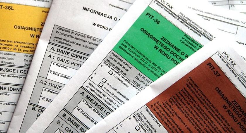 Od dziś możesz sprawdzić swój e-PIT wypełniony przez skarbówkę. Kiedy otrzymasz zwrot podatku?