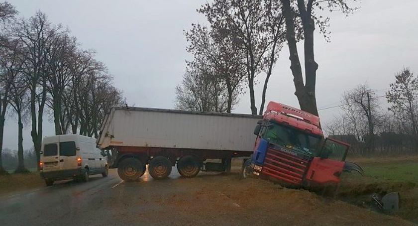 Chciał uniknąć zderzenia, częściowo zablokował krajówkę