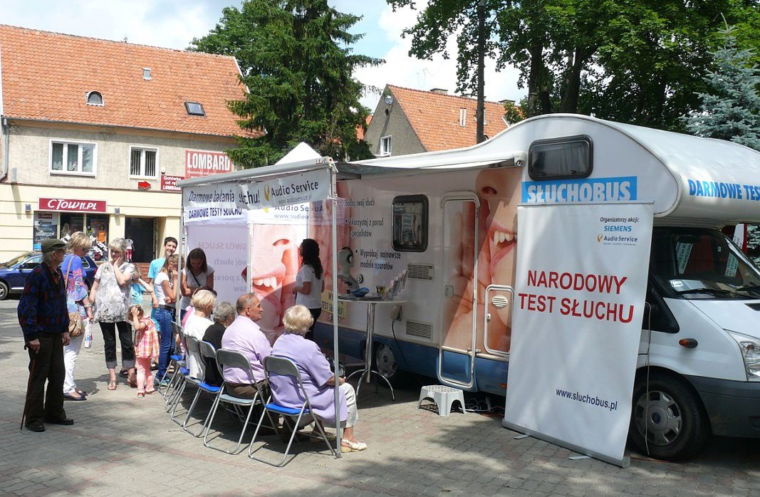 Zbadaj bezpłatnie swój słuch. W środę przed ratuszem stanie Słuchobus