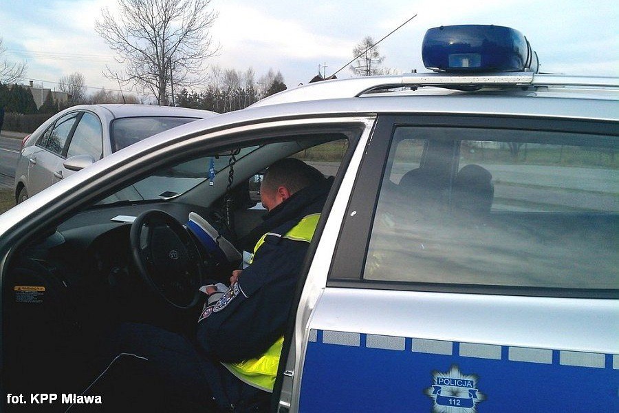 U sąsiadów: Pijany kierowca uderzył w przydrożną kapliczkę