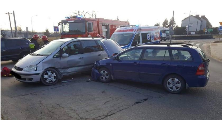 Zderzenie osobówek w Ciechanowie. Dwie osoby poszkodowane