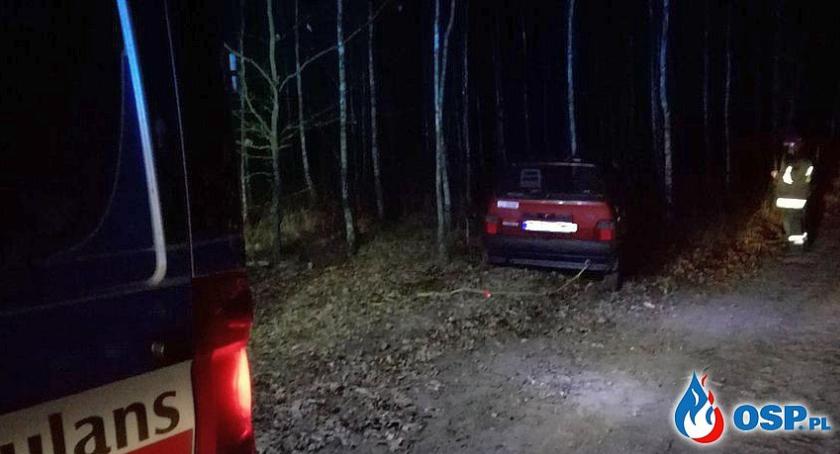 Fiat uderzył w drzewo. Za kierownicą 21-latek z Ciechanowa