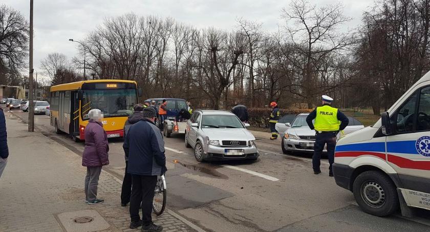 Z ostatniej chwili: Zderzenie dwóch samochodów i autobusu w centrum Ciechanowa
